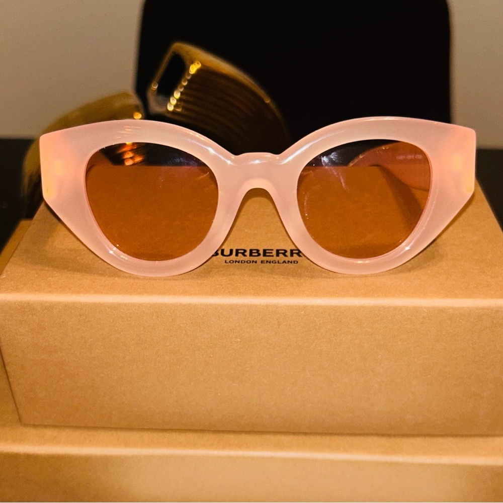 BRAND NEW! BURBERRY PINK MEADOWS SUNGLASSES WOMEN authentic no tags
